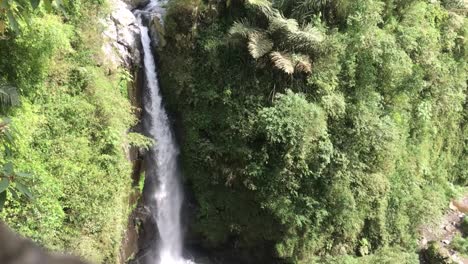 Cascada-Alta-Tranquila-Y-Relajante-En-Una-Montaña-Tropical