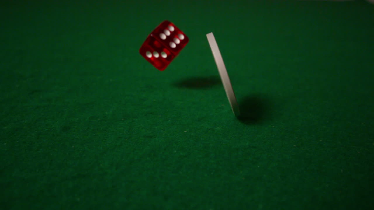 las fichas blancas girando y los dados rojos cayendo en la mesa del casino