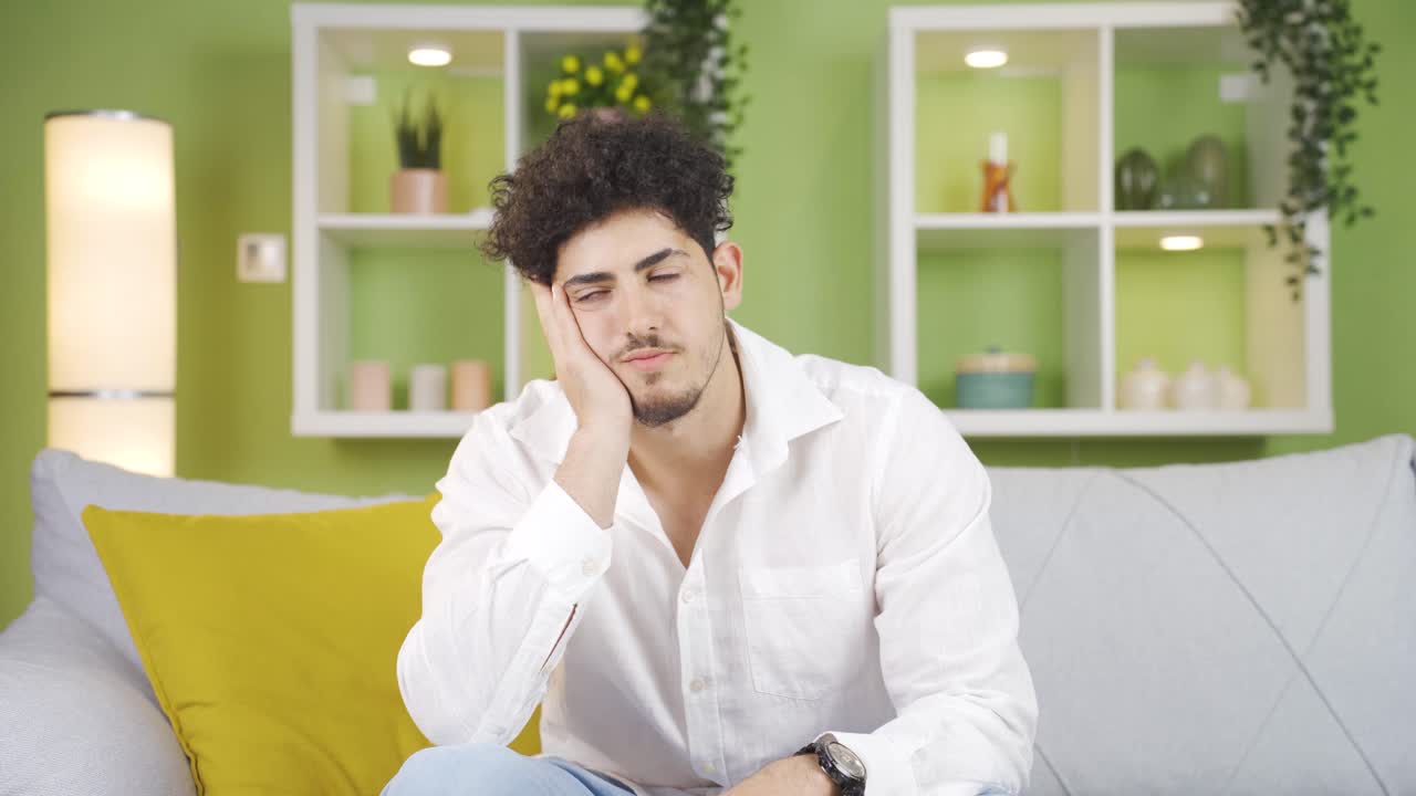 Jovem infeliz e sobrecarregado