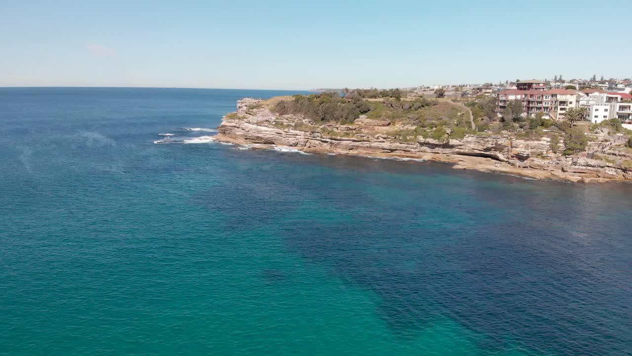 vista aérea de la costa de bondi beach en un día soleado de verano, sydney, australia
