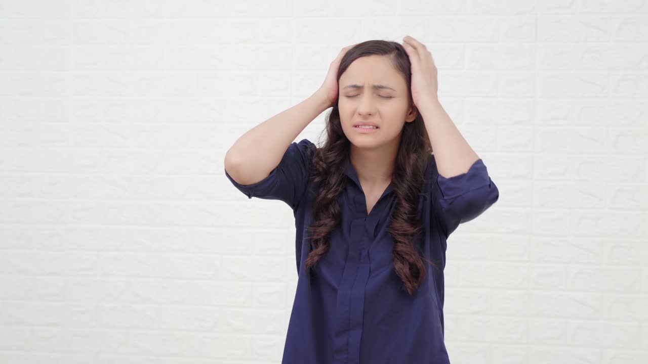 스트레스를 받고 긴장된 인도 소녀