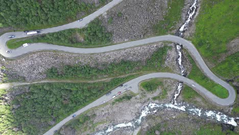 trollstigen carretera de montaña en noruega - coches que conducen ruta turística con curvas en horquilla