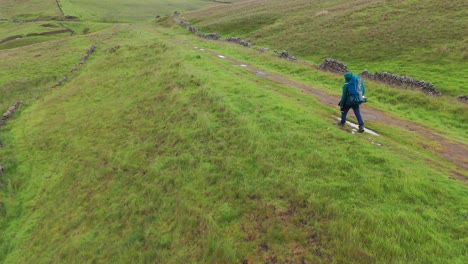 Tienda-De-Drones-Estáticos-De-Mochileros-Caminando-Y-Explorando-El-Parque-Nacional-Peak-District-Durante-La-Temporada-De-Monzones-En-Inglaterra