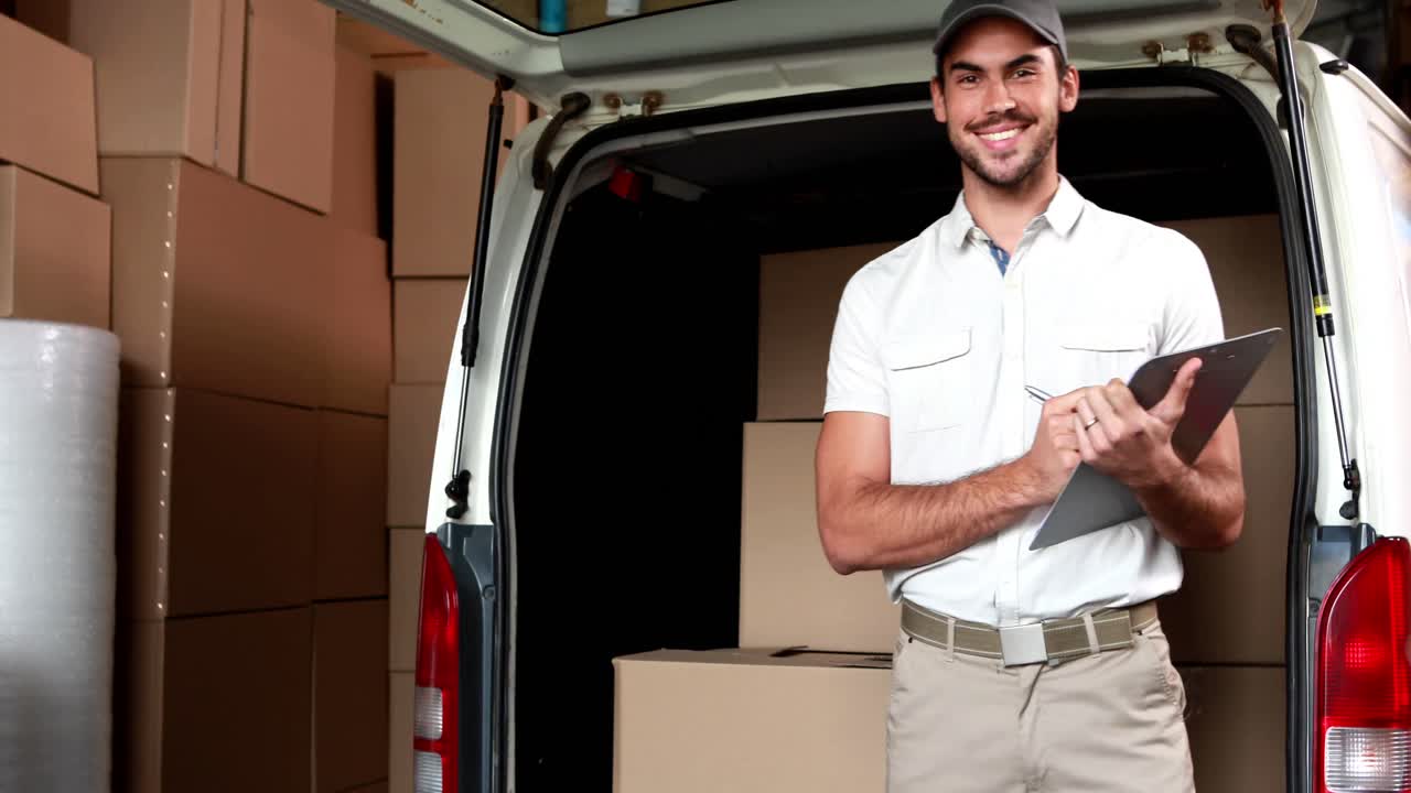 el repartidor chequeando su lista.