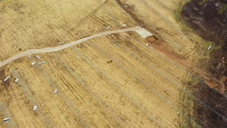 Vuelo-Aéreo-Sobre-Granja-De-Paneles-Solares-Fotovoltaicos.