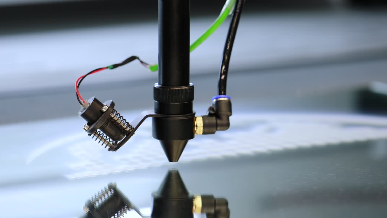 incisione laser cnc su metallo e legno, moderna tecnologia industriale.