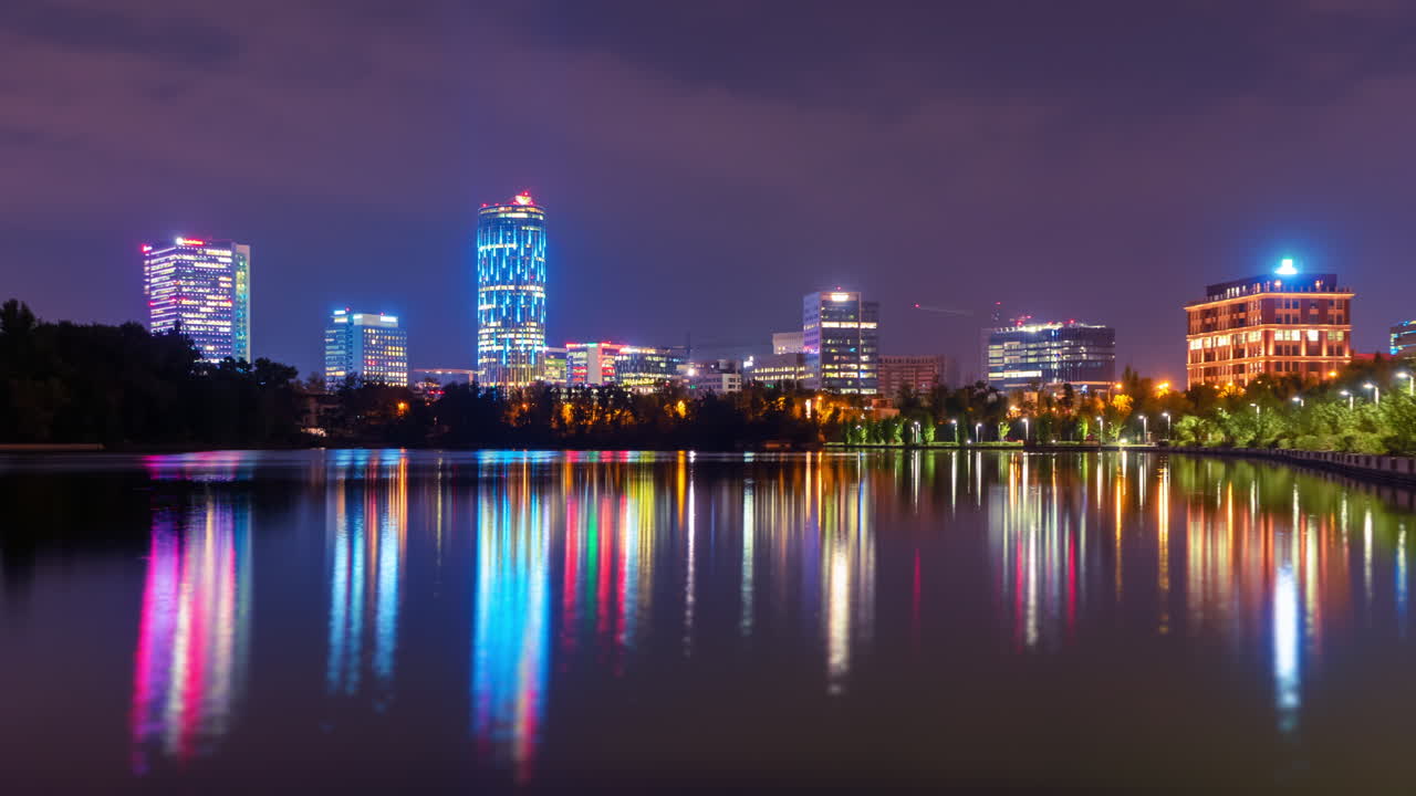 horizonte de la ciudad noche bucle de lapso de tiempo, bucarest rumania edificios de oficinas por la noche