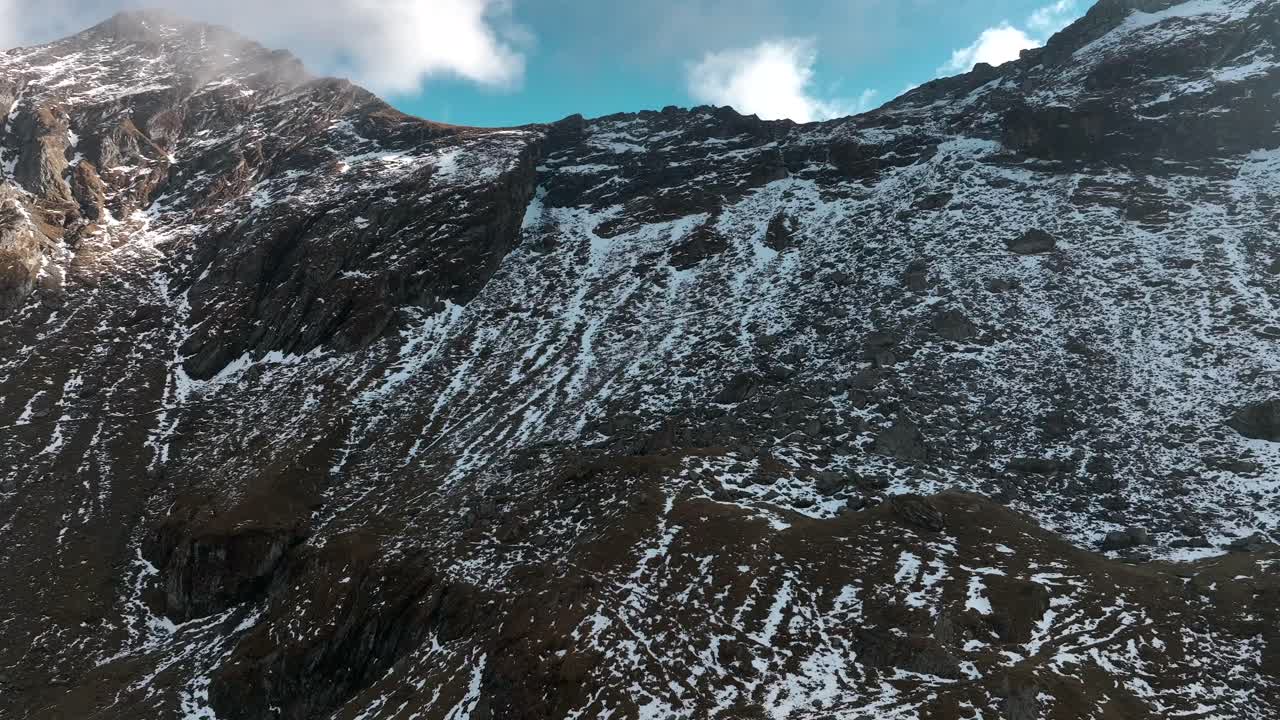 루마니아 트랜스파가라산 도로의 4k 드론 영상