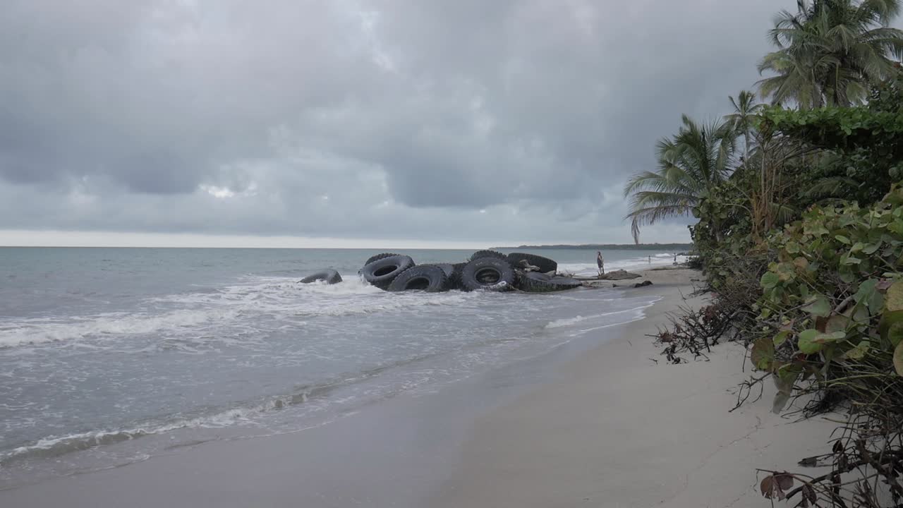 해변의 기분이 좋지 않은 으로 밀어넣습니다.
