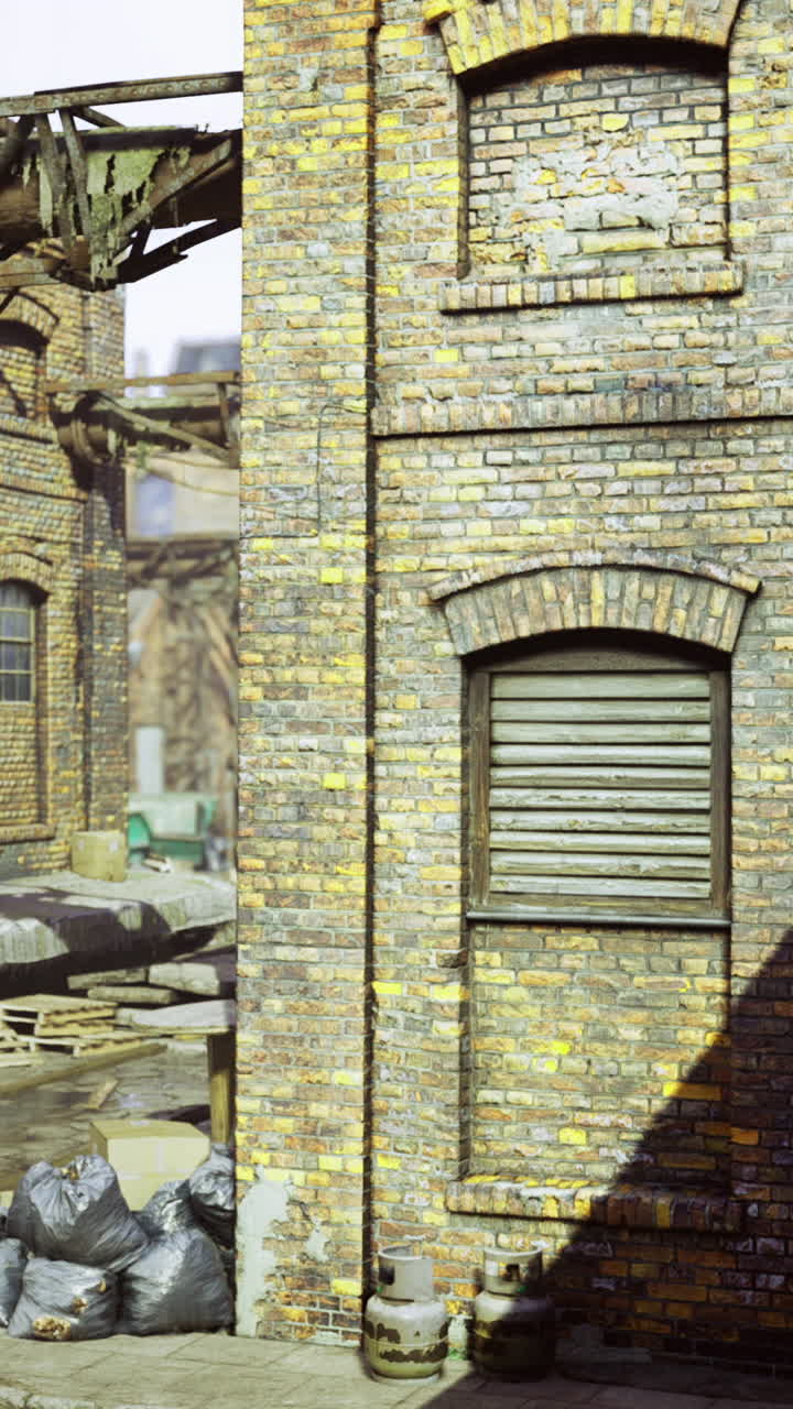 Il degrado urbano mostra un magazzino di mattoni logorato in un ambiente industriale
