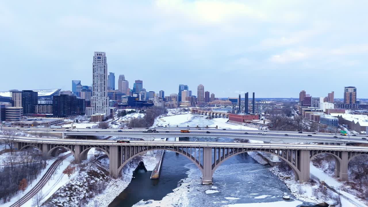 Kışın şehir merkezi mimarisi, I-35W köprüsü ve donmuş Mississippi Nehri ile Minneapolis şehir manzarası