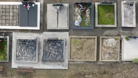 imágenes cinematográficas del cementerio cerca de la iglesia local