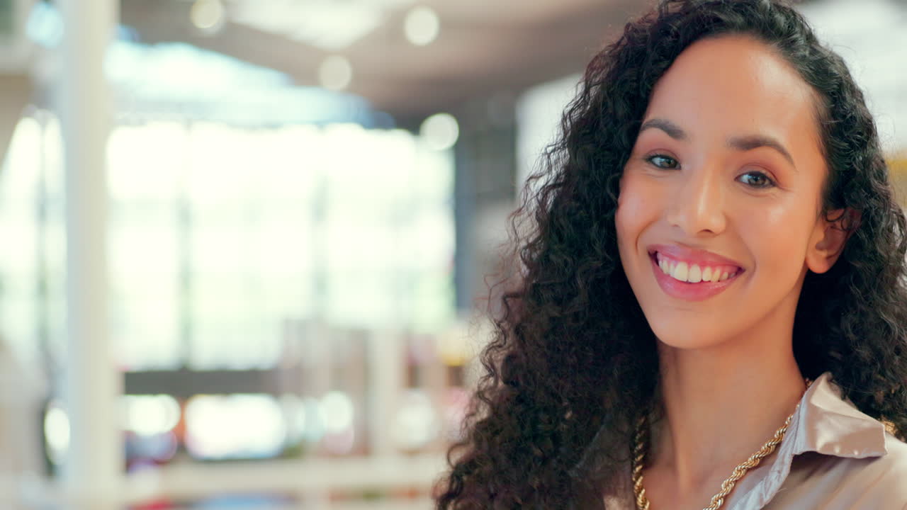 sonrisa en la cara, negocios y mujer con confianza