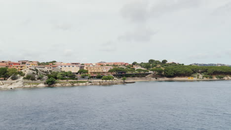 Sereno-Paisaje-Marino-Sardo-Con-Edificios-Costeros-Y-Exuberante-Vegetación