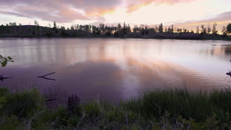 Colorida-Puesta-De-Sol-Panorámica-Sobre-Un-Pequeño-Lago-En-Las-Montañas-De-Utah