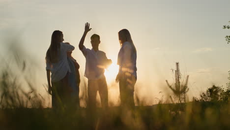 Eine-Gruppe-Glücklicher-Freunde-Klatscht-In-Einer-Freudigen-High-Five-Geste-In-Die-Hände