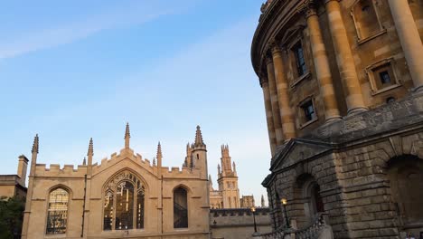 Vistas-De-Una-Antigua-Arquitectura-De-La-Universidad-De-Oxford-En-Radcliffe-Square,-En-El-Centro-De-Oxford,-Inglaterra