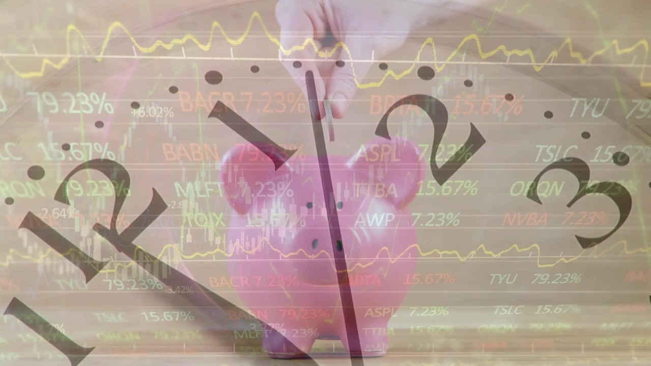 Animation af ur og børsdata over hånden på en kaukasisk kvinde, der indsætter en mønt i en sparegris.