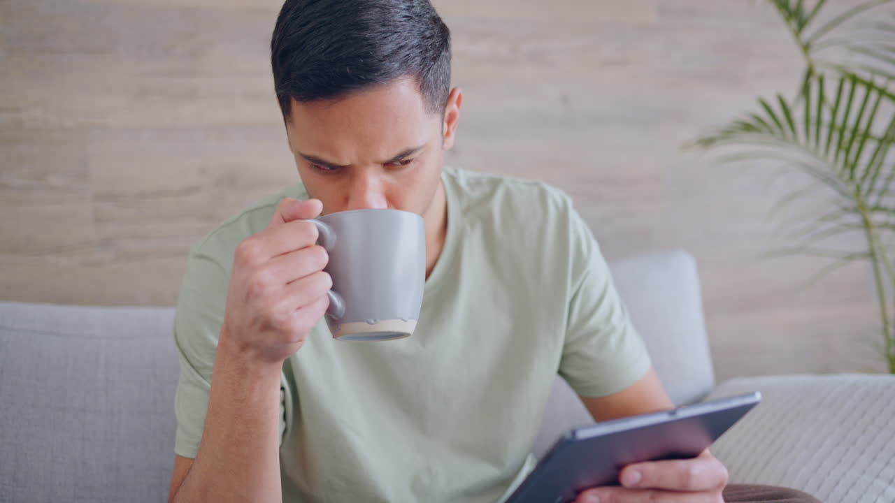 태블릿, 커피와 뉴스를 읽는 남자