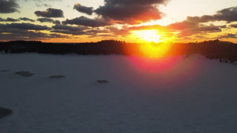 Mitten-Im-Winter-Zugefrorener-Dünenhafensee