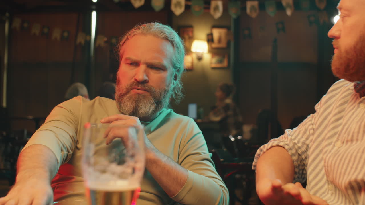 trabajando juntos en un pub.