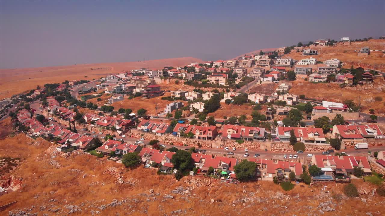 vista aérea de una zona residencial montañosa
