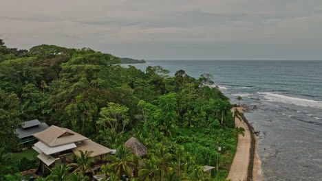 Bocas-Del-Toro-Panamá-Antena-V13-Sobrevuelo-De-Bajo-Nivel-Playa-Big-Creek-A-Lo-Largo-De-La-Costa-Capturando-Hermosos-Paisajes-Marinos-Y-La-Jungla-De-La-Isla-Con-Densas-Y-Exuberantes-Vegetaciones---Filmado-Con-Mavic-3-Cine---Abril-De-2022