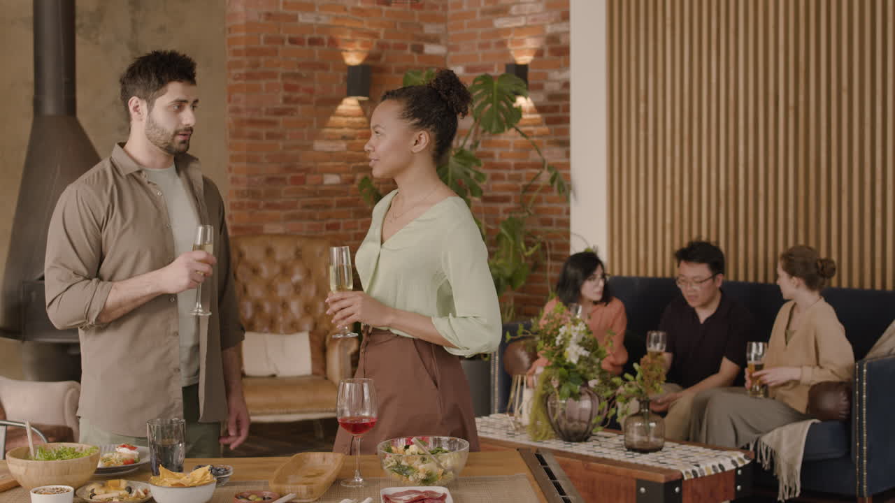 젊은 남자와 저녁 식사 후 이야기하는 아름다운 여자