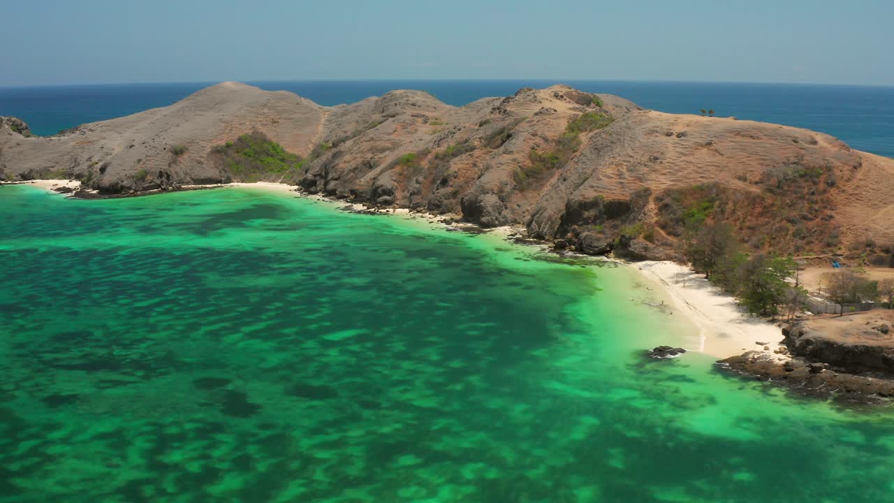 la playa de arena blanca de tanjung aan en lombok, indonesia durante un día soleado