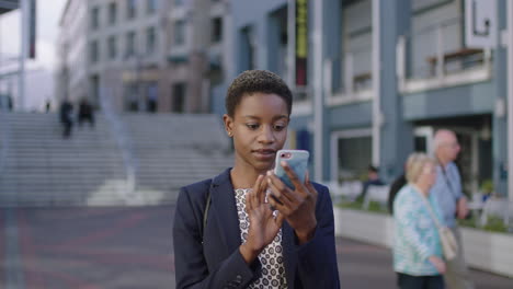 Retrato-De-Una-Elegante-Mujer-De-Negocios-Afroamericana-Tomando-Fotos-Usando-Un-Teléfono-Inteligente-En-La-Ciudad