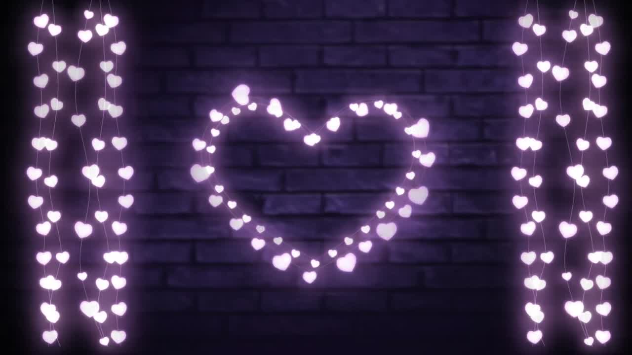 corazón brillante y cuerdas de luces de hadas en la pared de ladrillo