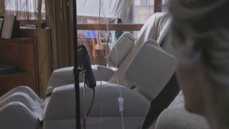 cuidado de la salud en el hogar con silla de masaje y