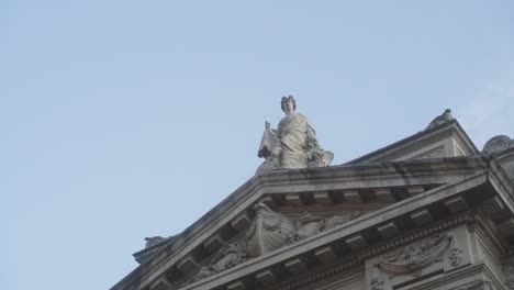 Ruhige-Aufnahme-Der-Historischen-Neoklassizistischen-Fassade-Eines-Gebäudes-Der-Belgischen-Nationalbank-In-Brüssel-An-Einem-Warmen-Sonnigen-Tag