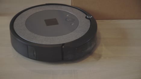 un robot aspirador está involucrado en el mantenimiento del piso - de cerca