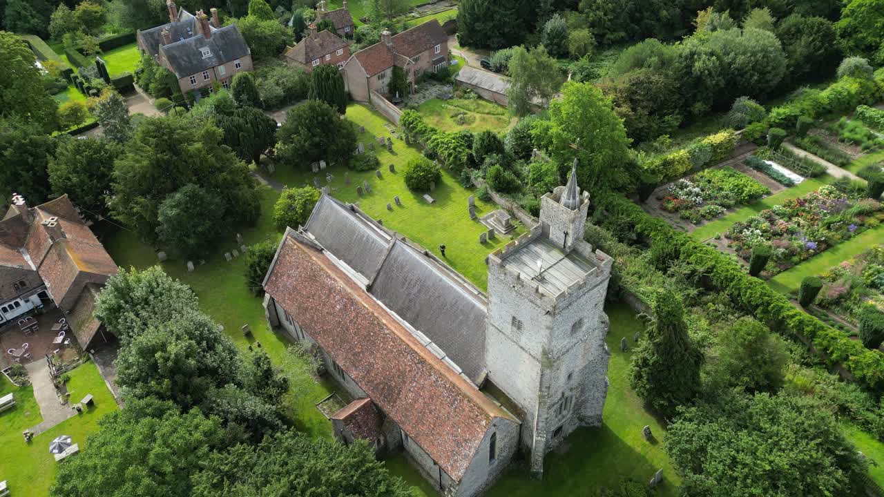 ⁇ 네스톤의 성십자가 교회를 향해 천천히 밀어붙이는  ⁇