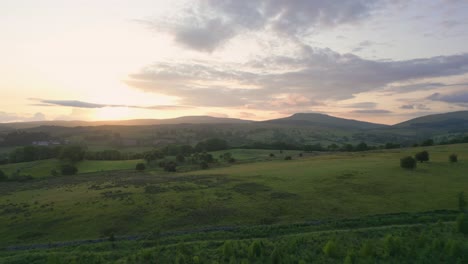 Puesta-De-Sol-Sobre-Las-Colinas-De-Brecon-Beacons,-Aérea