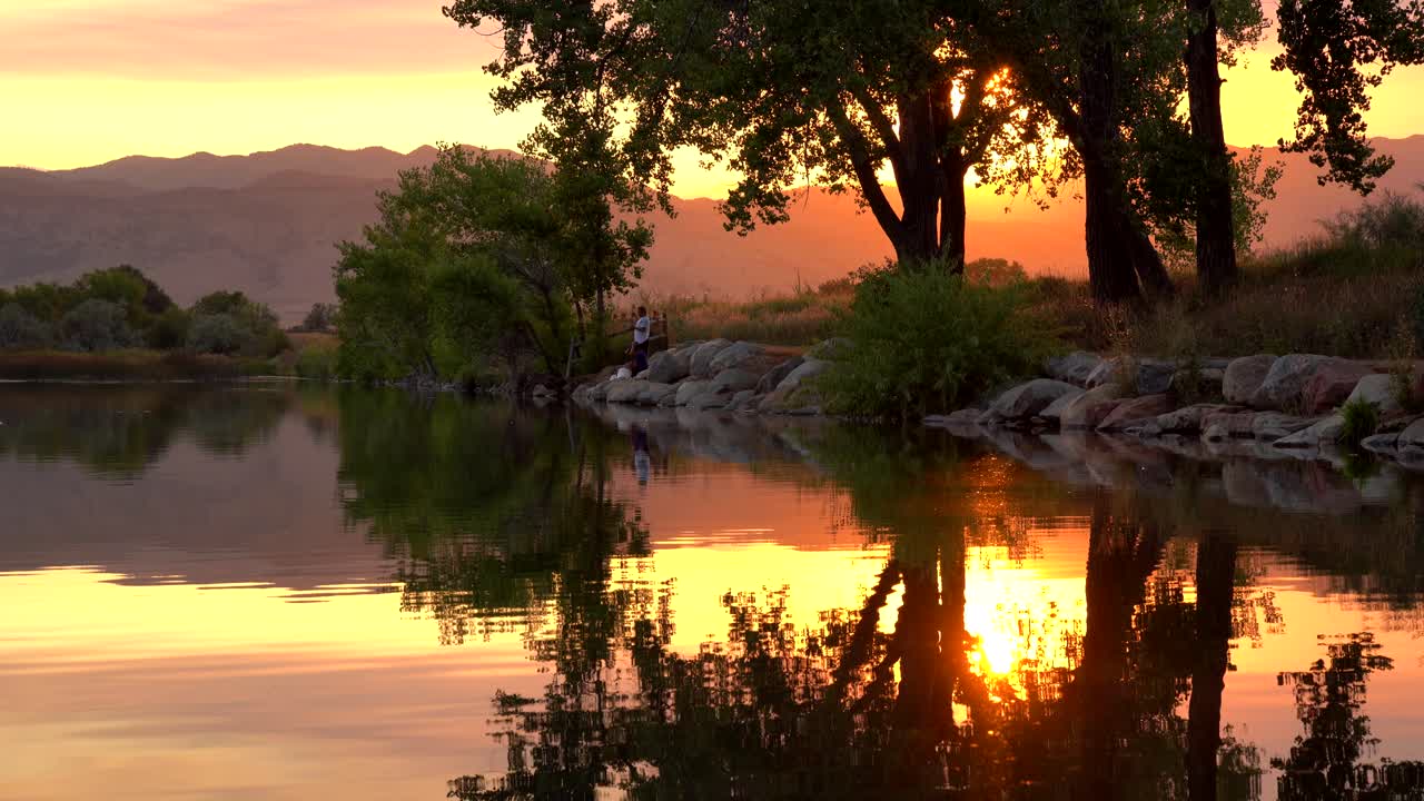 reflejo de la puesta de sol sobre la superficie del lago durante los incendios forestales de finales de agosto de 2020 en colorado