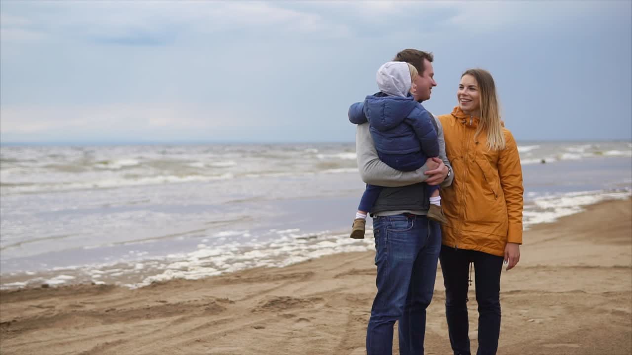 해변 에서 하루 를 즐기는 가족