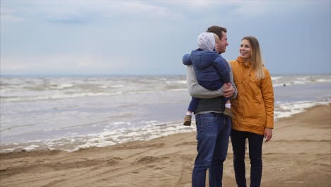 familia disfrutando de un día en la playa