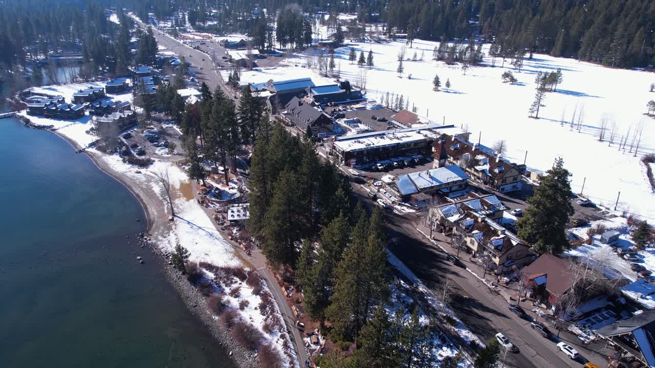la ciudad de tahoe y el lago tahoe en un soleado día de invierno, vista aérea de un avión no tripulado, california, estados unidos