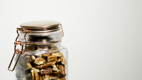 nueces y pecanas en un frasco
