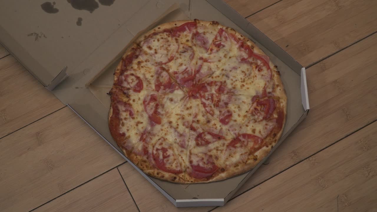 피자 상자가 바닥에 놓여 있습니다.