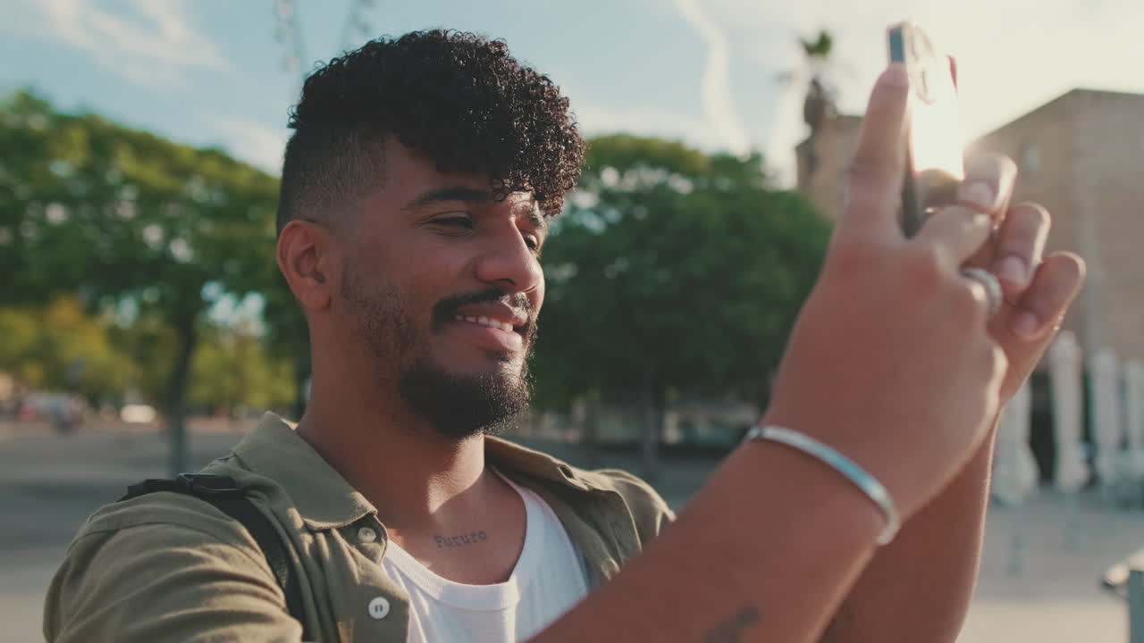 Muž fotí selfie venku