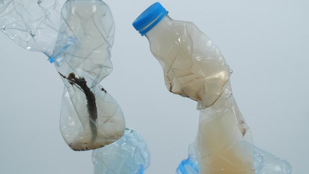 바다에서 플라스틱 오염 문제 개념의 수중 영상