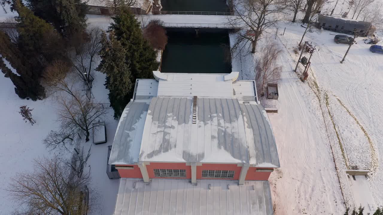 fotografía de un dron de una pequeña central hidroeléctrica en el río morava checo en invierno