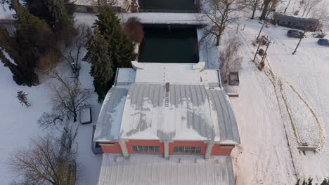 Drohnenaufnahme-Des-Kleinwasserkraftwerks-Hadsch-Am-Tschechischen-Fluss-Morava-Im-Winter