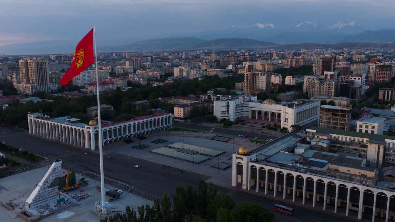 Ala Too-plassen og Paramount Kirgisisk Republikk-flagg ved soloppgang i Bisjkek, Kirgisistan. - flyfoto.