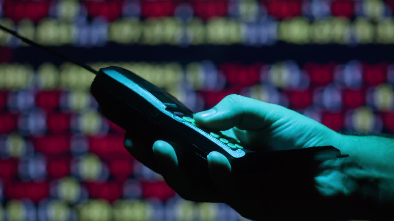 mano con un teléfono celular de época