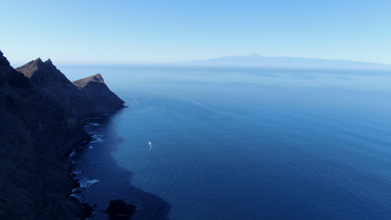 용의 꼬리를 형성하는 산 근처와 장엄한 화산 테이데를 배경으로 공중 촬영