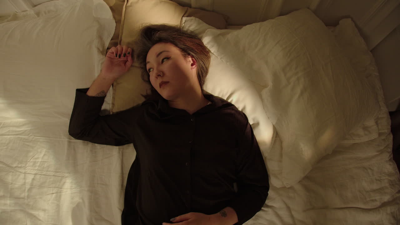 잠을 자려고 하는 여자